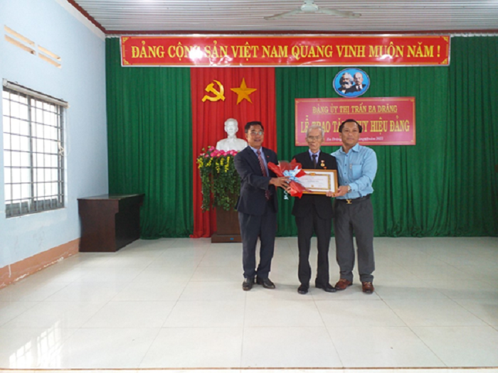 Thị trấn Ea Drăng trao huy hiệu Đảng cho 5 đảng viên